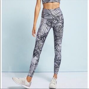 Beyond Yoga Black Lotus Printed Flip It and Reverse It Reversible 7/8 Leggings